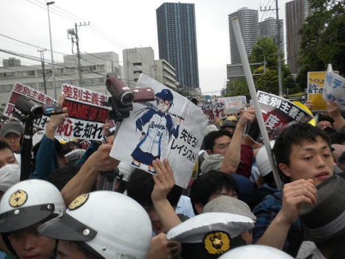 テレビ朝日「報道ステーションSUNDAY」が川崎デモに係る報道で「言論・表現の自由を守れ！有田芳生を落選させる会」と書かれた幟（のぼり）にモザイク！