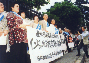核兵器開発を進めたことに抗議して、日本被団協と各都道府県被団協は「被爆者をつくるな」と、インド大使館を通じてインド政府に抗議と要請を行ないました。