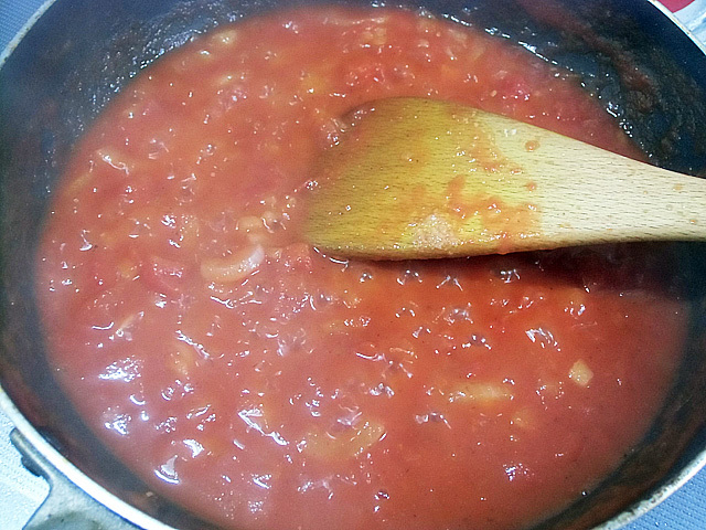 トマトソースを煮ている