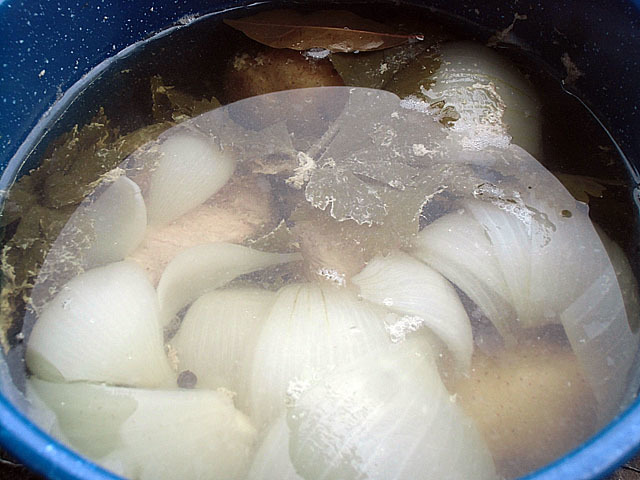 長時間煮込んだ豚のスープ
