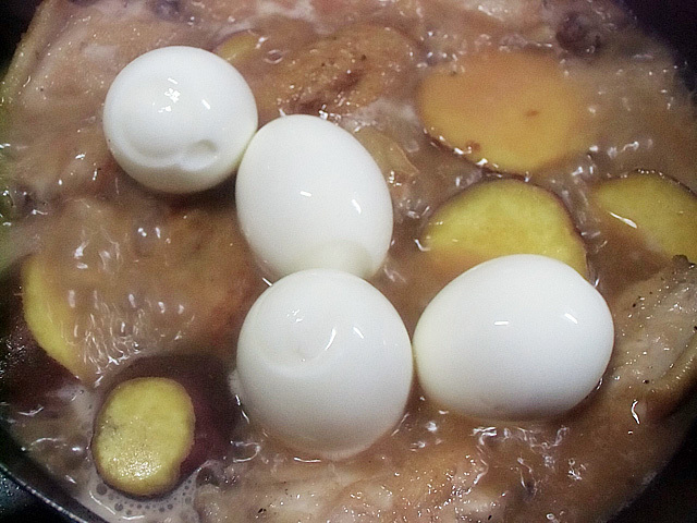 茹で卵を加えひたひたの水で煮込む