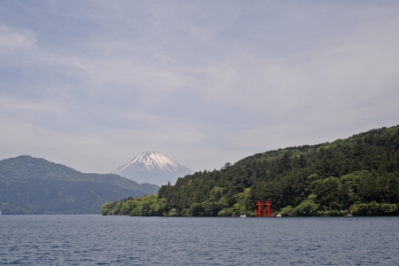 芦ノ湖から富士山と箱根神社鳥居を望む