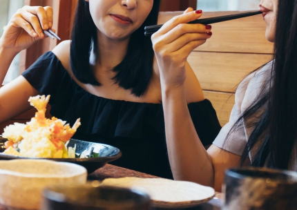天ぷら屋で女性客がカ口リー制限のために天ぷらの衣を取り除いて食べる→ 店主が激怒し追い出す 「当店が自信と誇りを持って提供する天ぷらをこのようにして食すことは望んでいません」