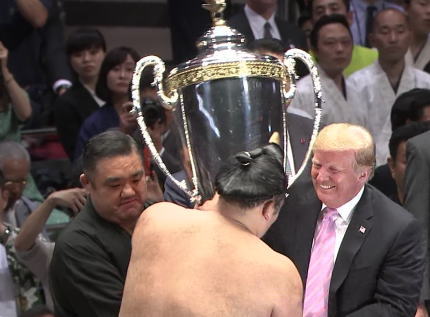 トランプ大統領、大相撲を観戦し優勝した朝乃山に「アメリカ大統領杯」を授与 … 会場で櫻井よしこと元台湾籍の金美齢と握手するというサプライズも