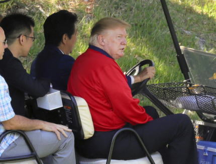 安倍首相がトランプ大統領を乗せてゴルフカートの運転席に座っている写真を見て、朝日新聞記者「とうとうトランプ大統領の運転手に。。。」