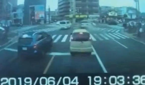 福岡市早良区の高齢者逆走事故、自動車がまるでミサイルのように交差点に突っ込む様子がドライブレコーダーに記録される（動画）