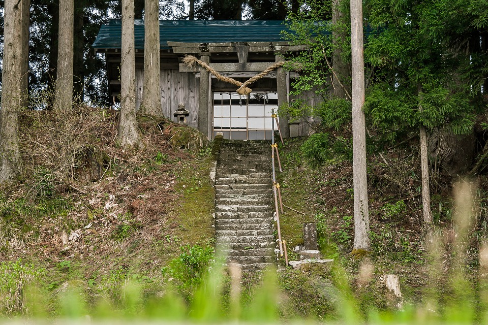 中村十二山神社の石段と鳥居