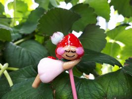 【写真】いちごハウスに遊びにきた妖精“イチゴちゃん”