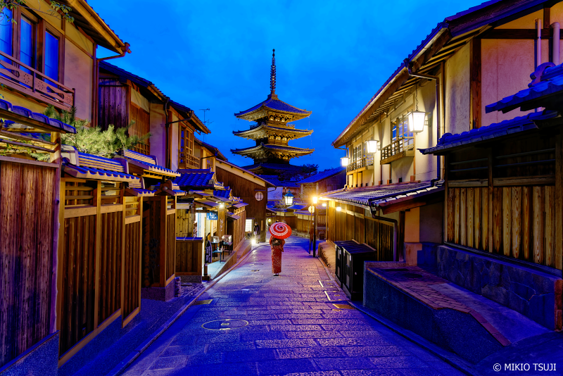 絶景探しの旅 - 0887 和傘と八坂の塔の風景 （京都市 東山区）